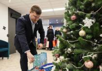 Глава администрации Мурманска Юрий Сердечкин вместе с коллегами подготовил новогодние подарки для юных северян в рамках акции «Подари детям счастье»
