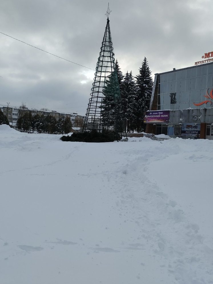 В Орле разобрали ёлку возле ДК «Металлург»