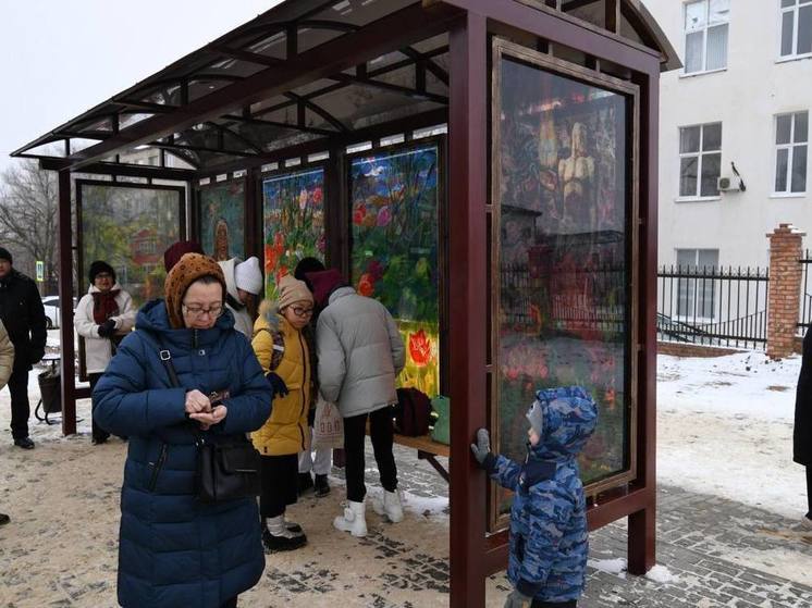 В столице Калмыкии новые остановки украсили картинами Гарри Рокчинского