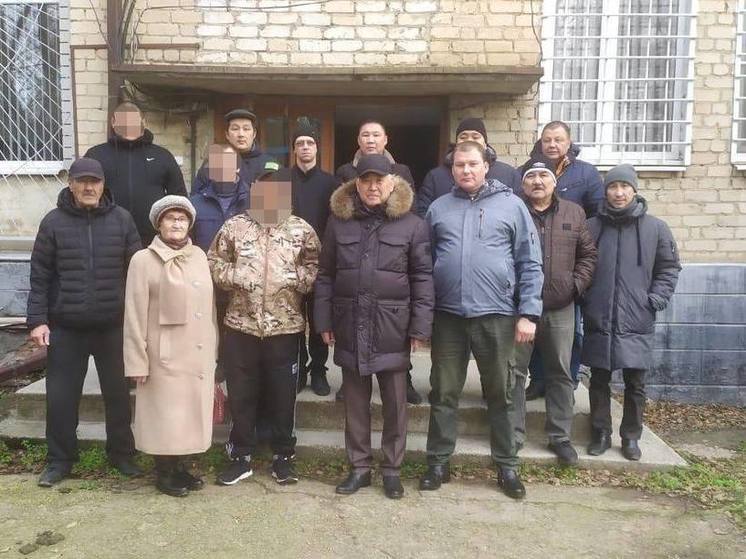Жители двух районов Калмыкии направили новогоднюю посылку в зону СВО