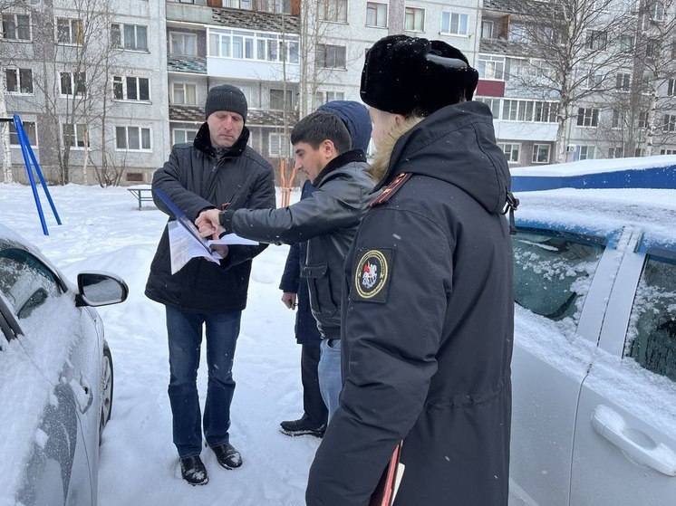 В Архангельске новым гражданам России вручили повестки в армию