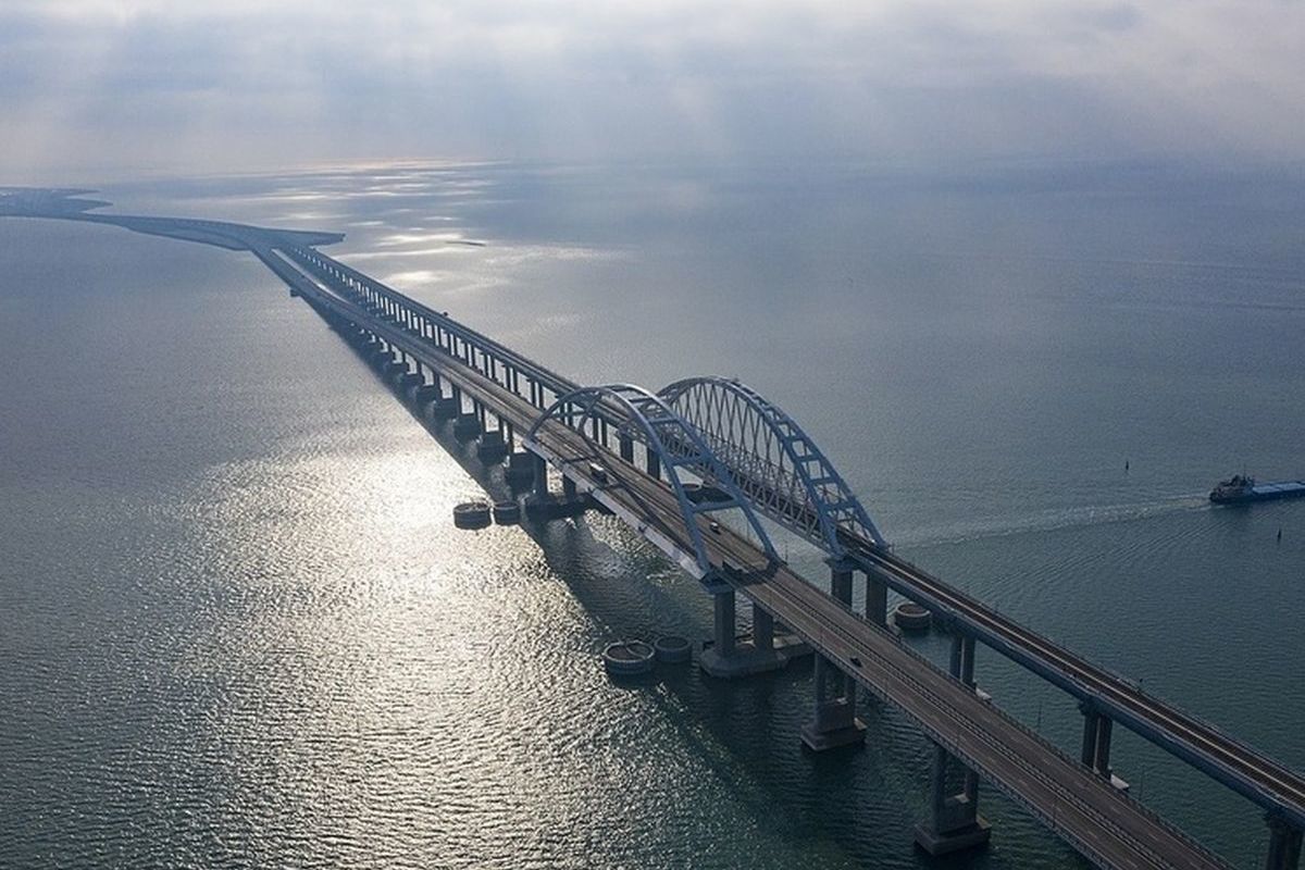 Крымский мост снова открыли для транспорта
