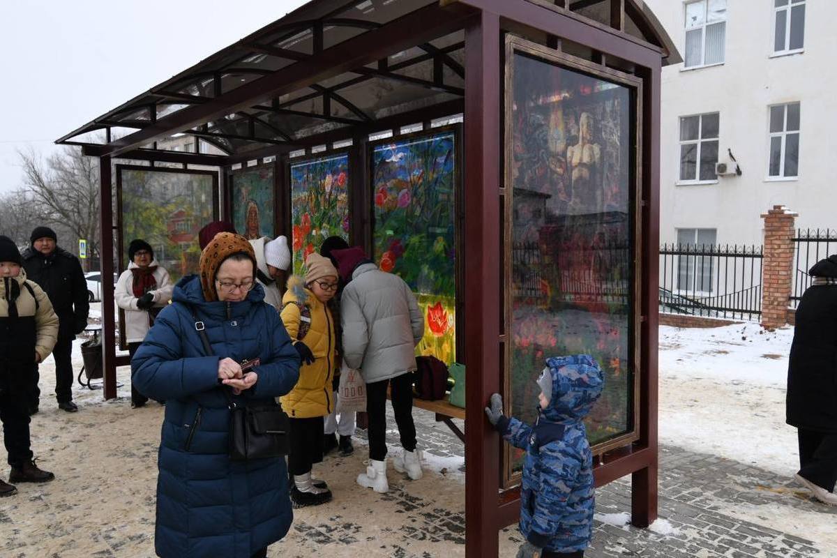 В столице Калмыкии новые остановки украсили картинами Гарри Рокчинского