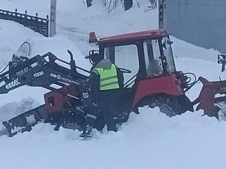 В Курске застрял в сугробе снегоуборочный трактор