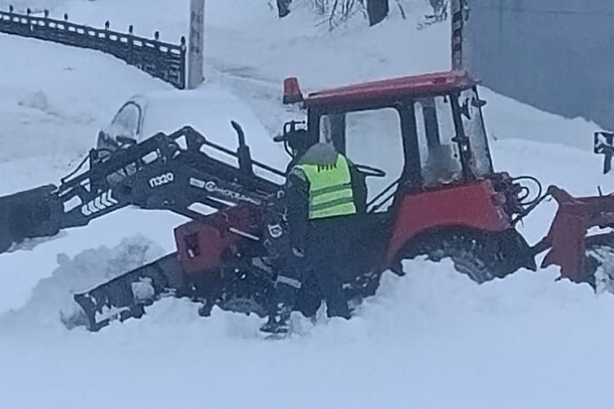В Курске застрял в сугробе снегоуборочный трактор