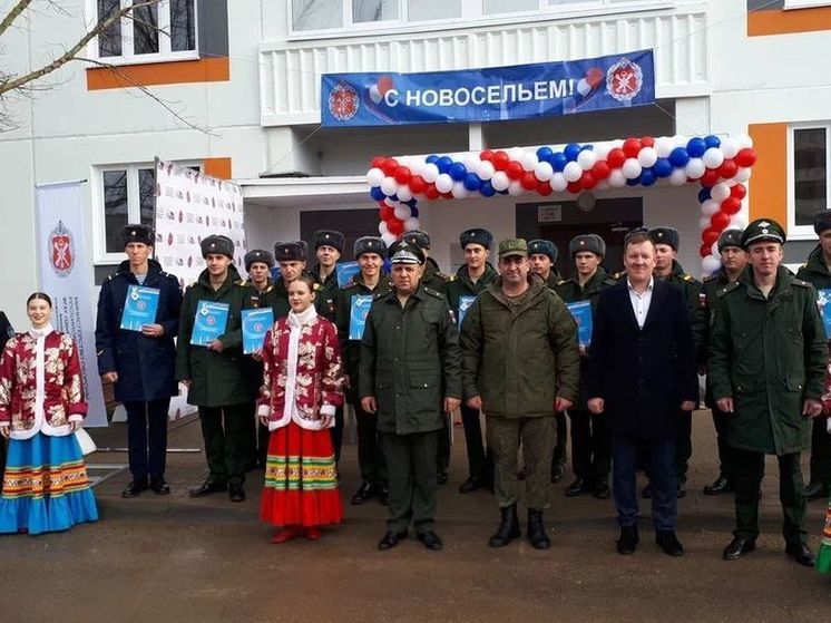 На Кубани военнослужащие получили ключи от квартир в отремонтированном общежитии