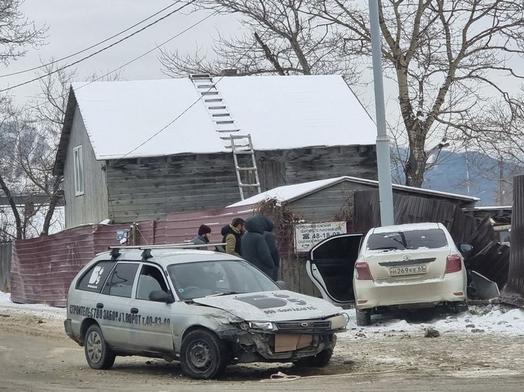Автомобиль Toyota Corolla Axio влетел в забор в результате ДТП в Южно-Сахалинске