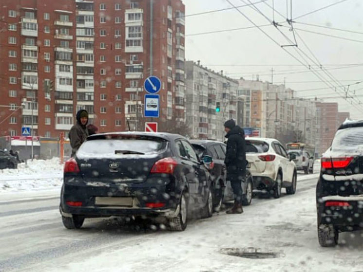 ДТП остановило движение на кемеровском проспекте