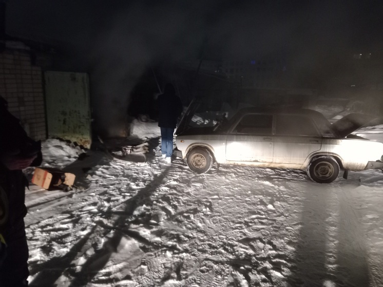 Пламя уничтожило гараж вместе с машиной в Беломорске