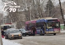 Четыре автомобиля и троллейбус столкнулись в Томске на проспекте Ленина недалеко от торгового центра «Мегаполис»
