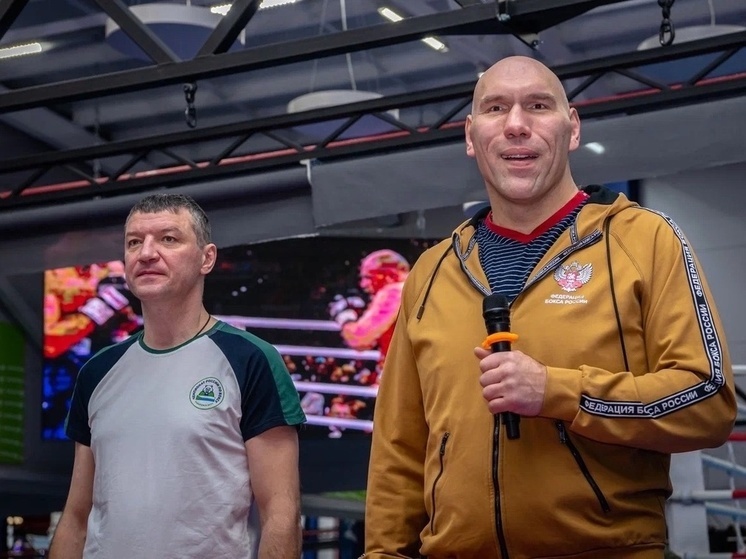 Именитые боксеры Валуев и Макаренко поставили удар юным спортсменам Салехарда и Лабытнанги