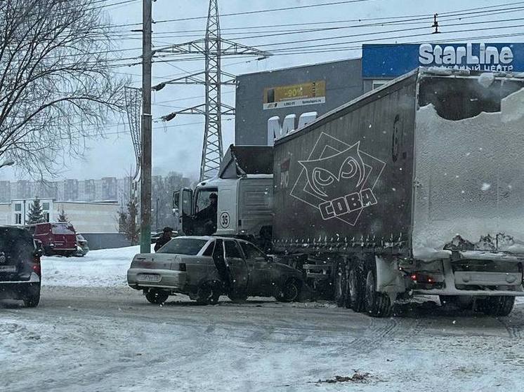 В Пензе легковушка улетела под фуру