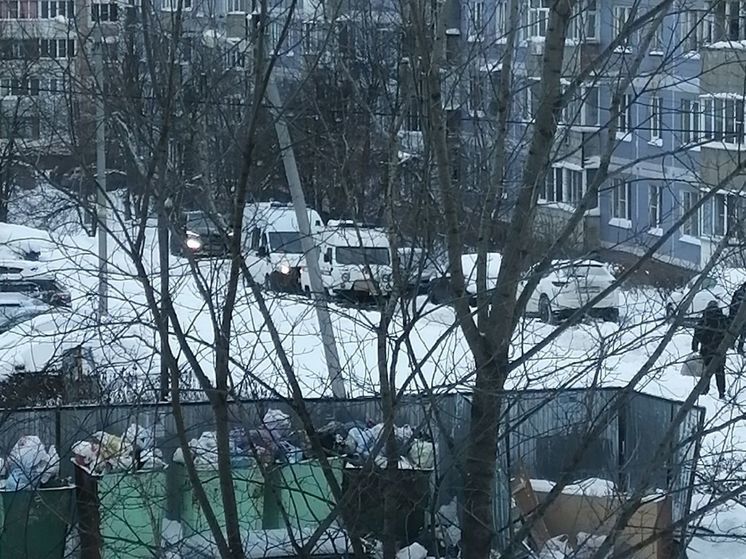 На улице Новосёлов машина скорой помощи застряла на заснеженной дороге
