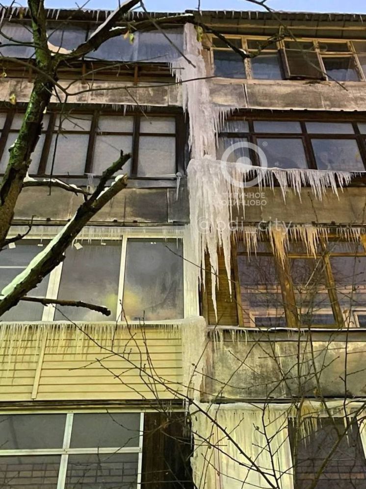 На доме в Одинцово после протечки крыши выросли грозди сосулек