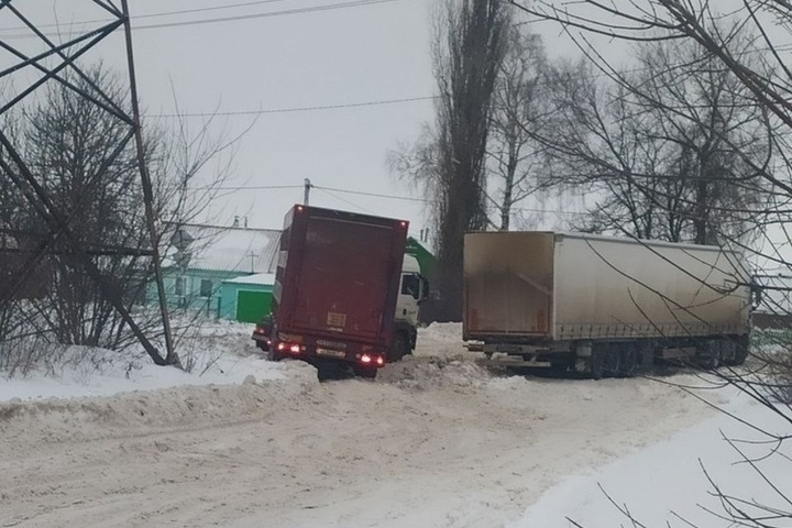 В Щиграх Курской области две фуры перекрыли движение на объездной дороге