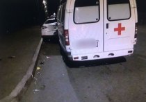 В Оренбурге машина скорой помощи врезалась в четыре припаркованных автомобиля