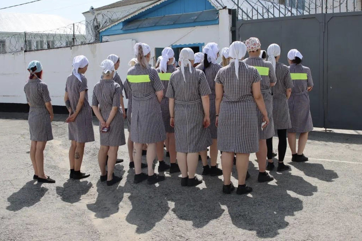 Кто придумывает тюремную одежду: иногда заключенные сидят голыми - МК