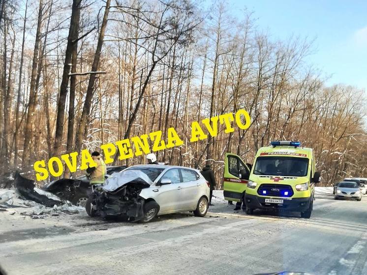 В Пензе на ахунском переезде столкнулись две легковушки
