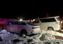 Две иномарки, Kia K5 и Toyota Vellfire, столкнулись лоб в лоб вчера, 15 декабря, около 17