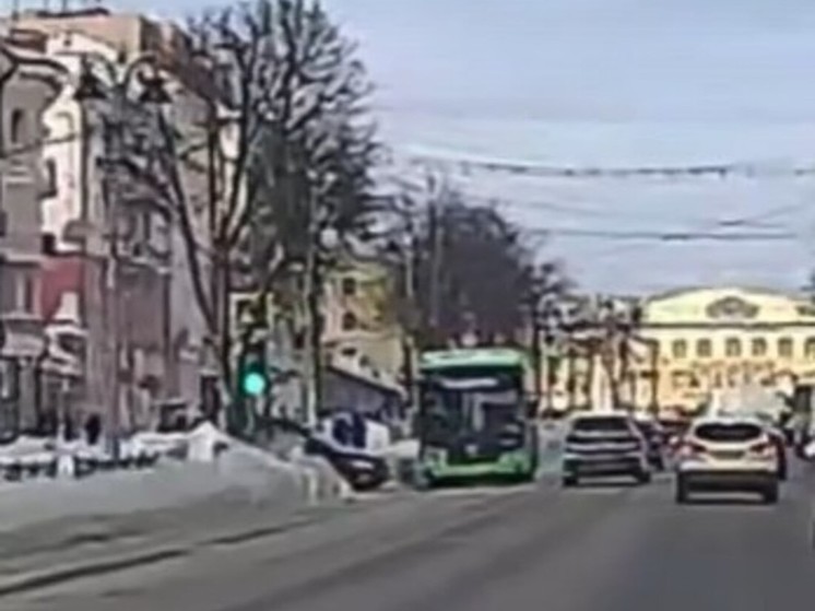 В Курске Volkswagen Tiguan пошел на таран нового автобуса Volgabus