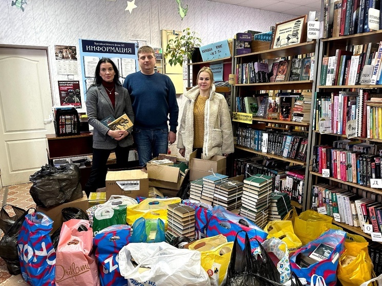 Татьяна Гриневич помогла библиотеке в поселке Первого мая обновить книжный фонд