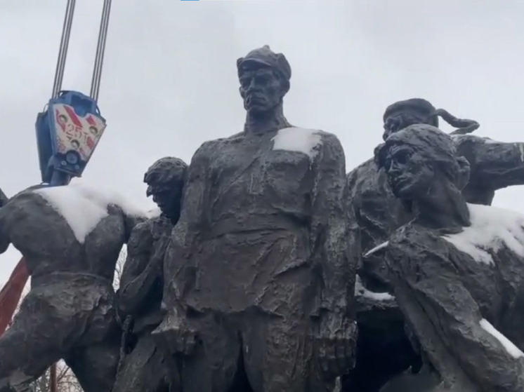 В Киеве демонтировали памятник экипажу бронепоезда "Таращанец"