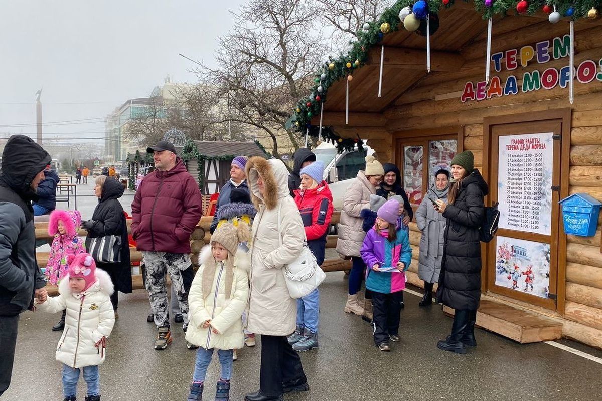 На главной площади Ставрополя начал работу терем Деда Мороза