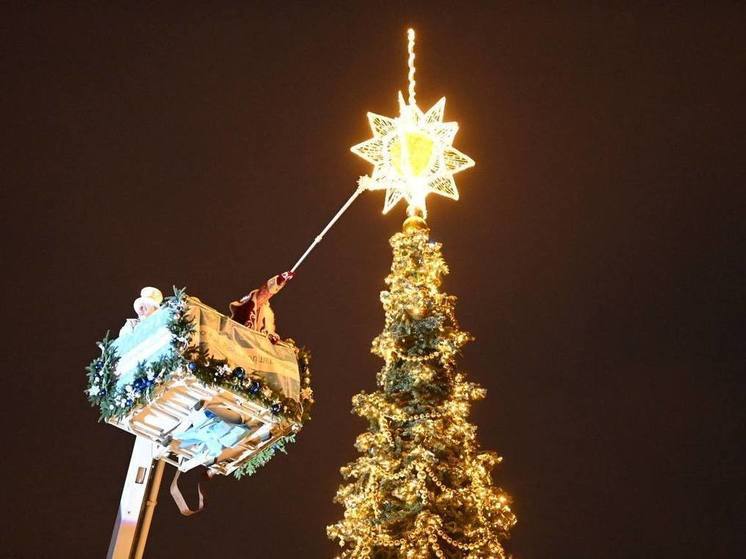  Дед Мороз зажег огни на главной елке Белгородской области 16 декабря
