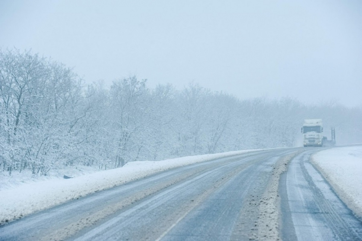 Астраханцев предупредили о снегопадах и гололедице 17 декабря