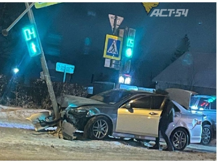 В Новосибирске автомобиль снес пешеходный светофор на Немировича-Данченко