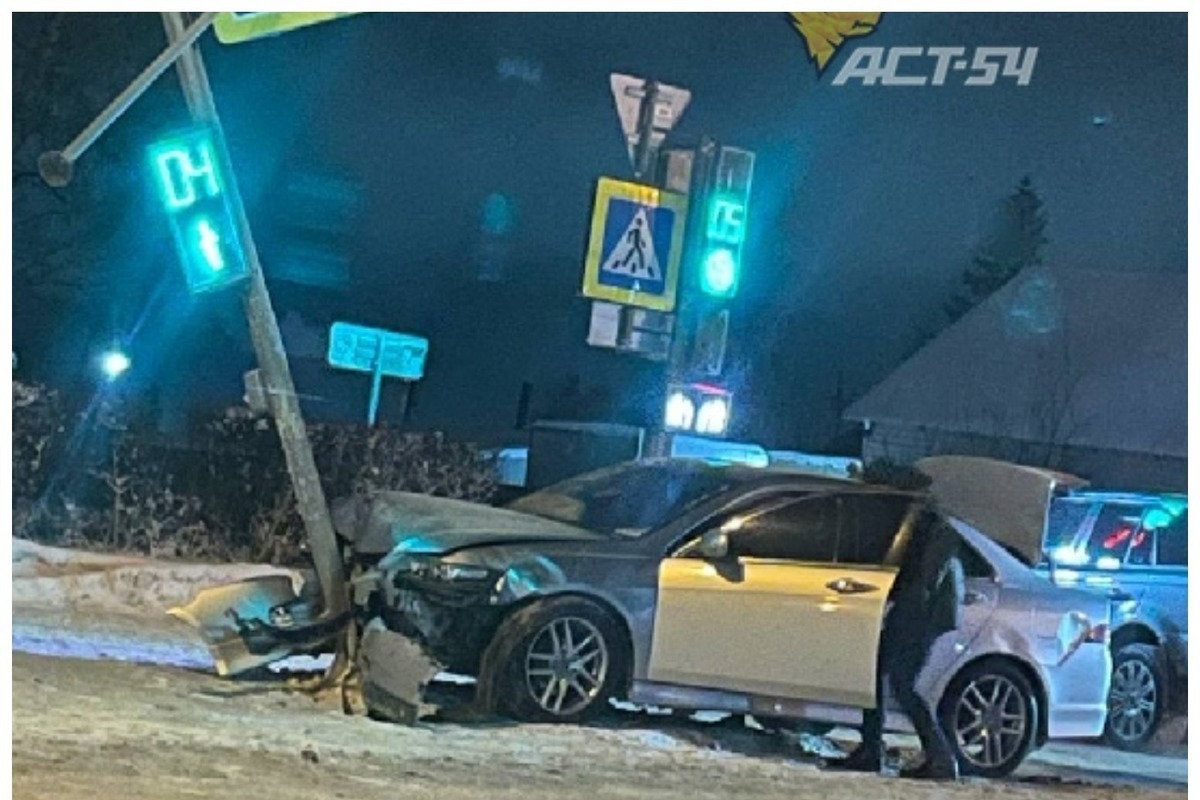 В Новосибирске автомобиль снес пешеходный светофор на Немировича-Данченко -  МК Новосибирск