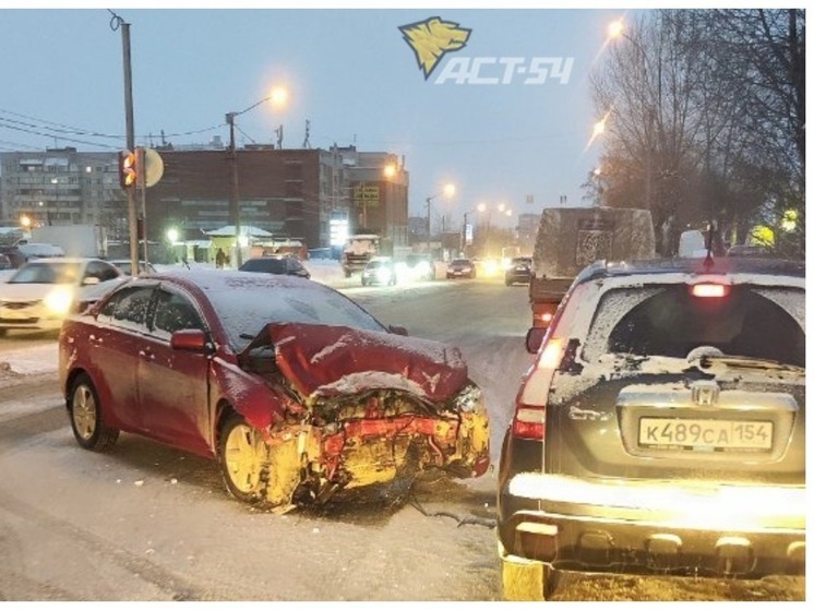 В Новосибирске на перекрестке столкнулись красный седан и Porsche