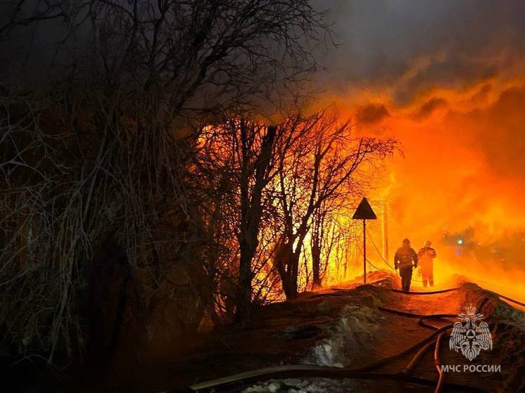 Пожарные справились с огнем в загоревшемся ночью жилом доме в Салехарде