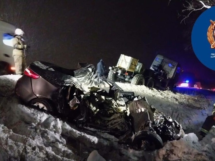В Татарстане на трассе при столкновении легковушки и КАМАЗа погибла девушка - водитель