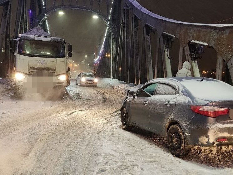 В Твери на Старом мосту легковушка столкнулась с самосвалом