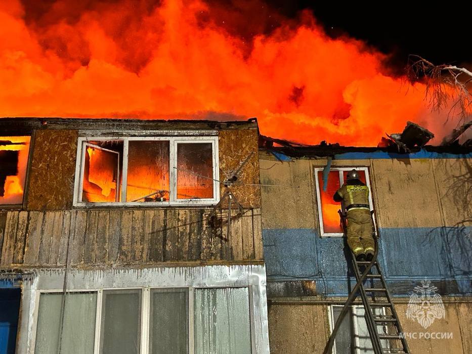 В Салехарде при пожаре в жилой аварийке пострадали 3 человека: фото охваченного огнем дома