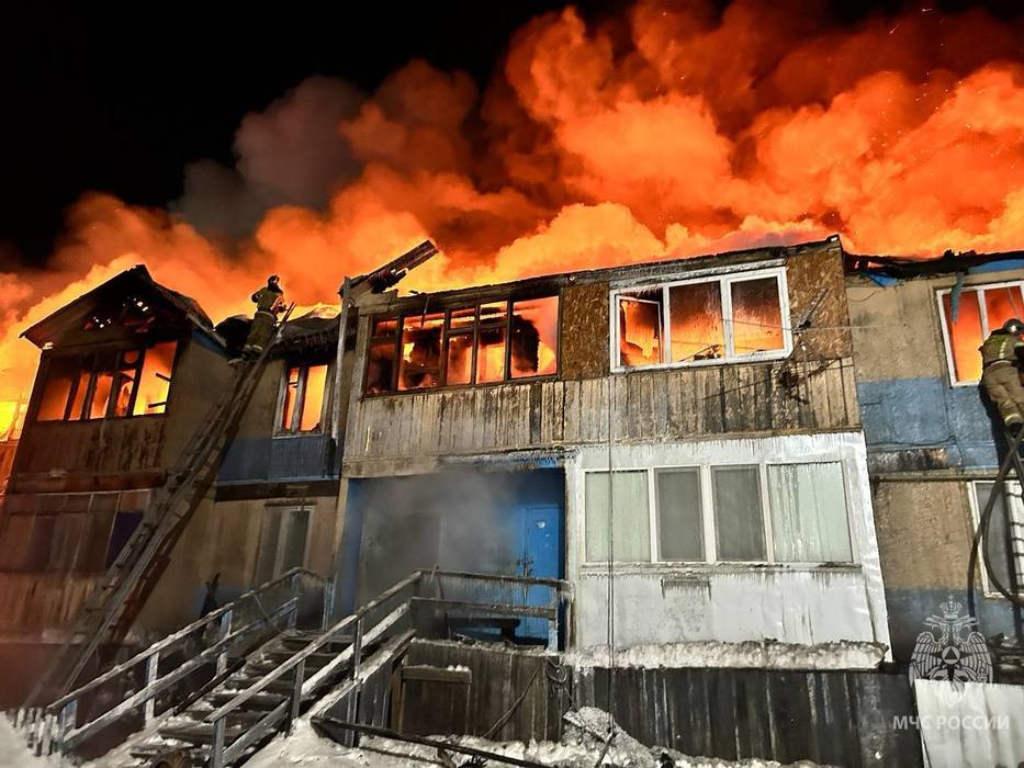 В Салехарде при пожаре в жилой аварийке пострадали 3 человека: фото охваченного огнем дома