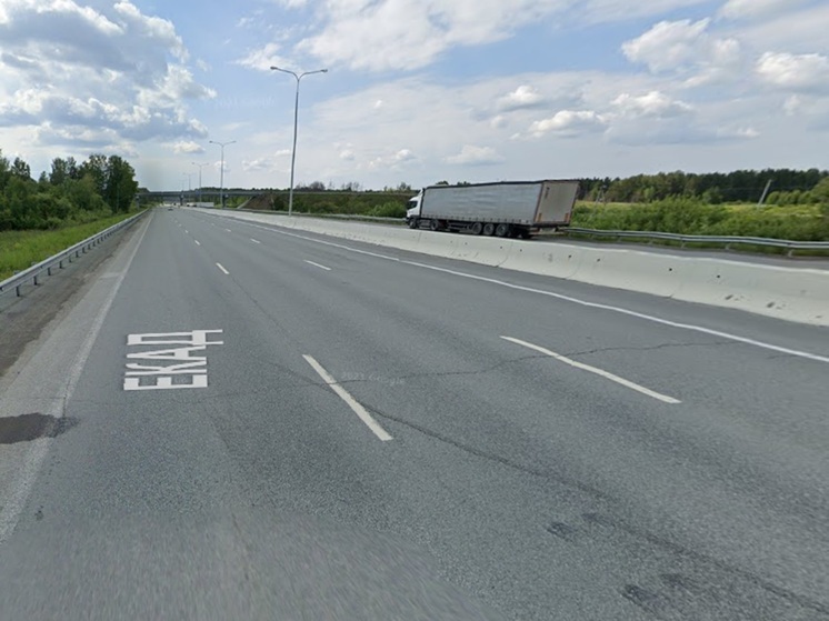 Иномарка врезалась в трактор и попутный автомобиль на ЕКАД