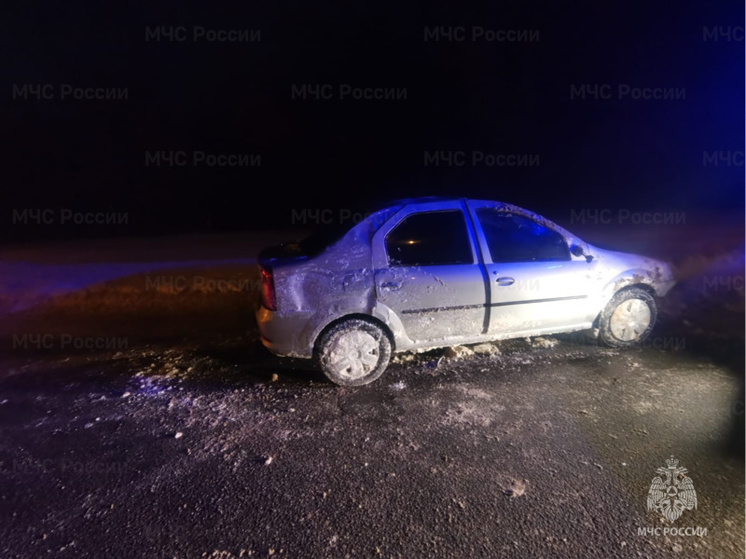 На орловской трассе легковушка врезалась в снежный вал
