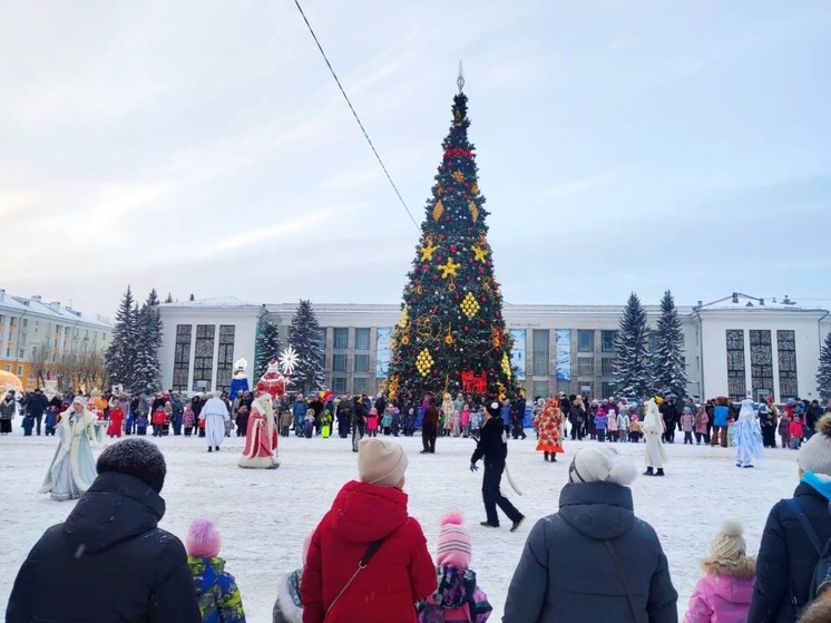 В Северодвинске у новогодних елок провели гуляния