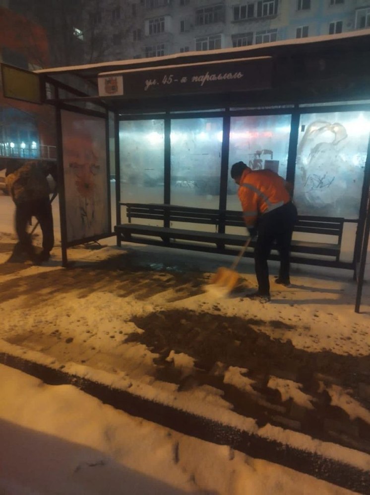 Почти две тонны противогололедных материалов за ночь высыпали коммунальщики в Ставрополе