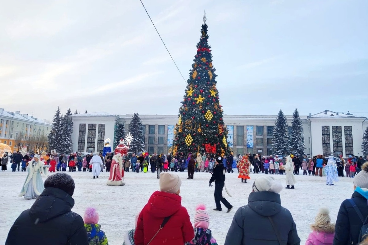 В Северодвинске у новогодних елок провели гуляния