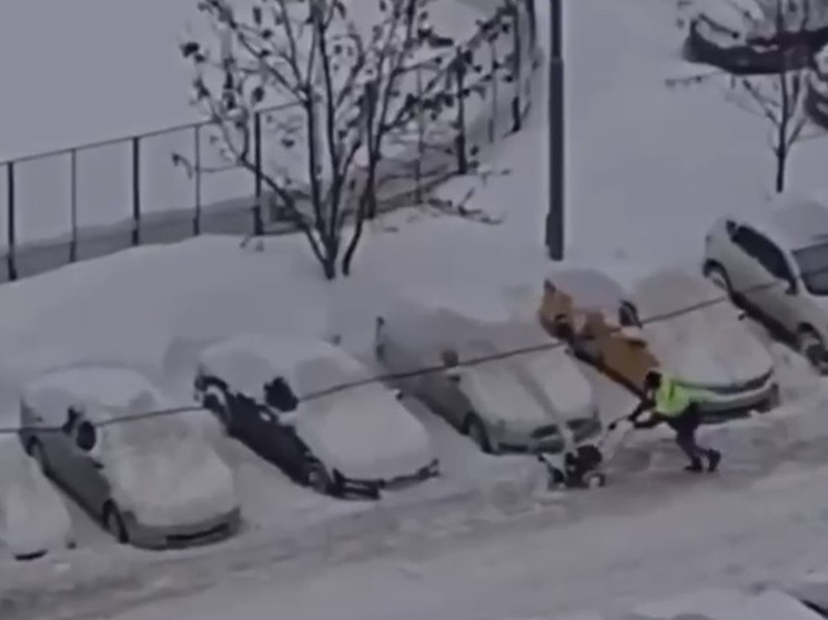В Подмосковье почистили от снега двор, засыпав припаркованные машины
