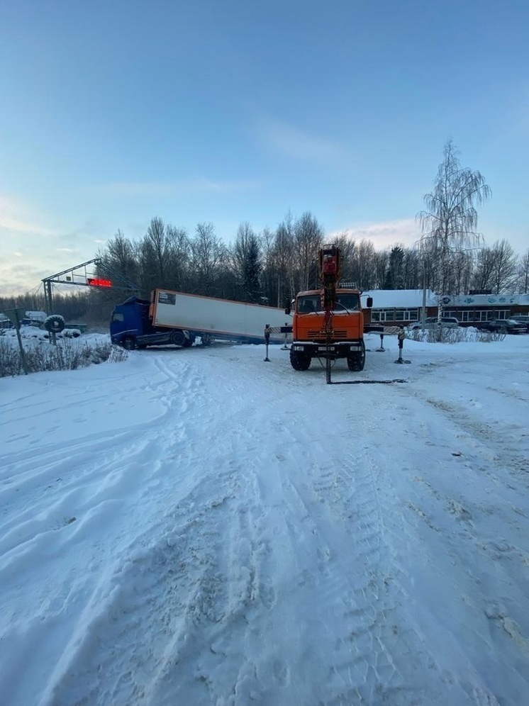 В Переславле из-за застрявшей фуры не вышли на маршрут автобусы