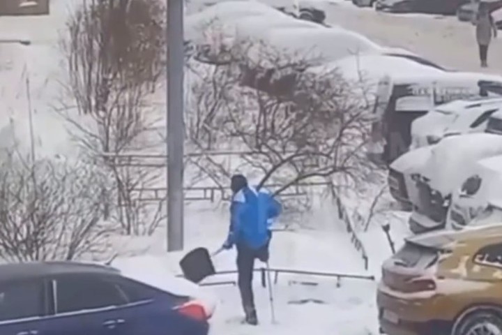 Настоящий мужчина: в Химках местный житель убирал снег на костылях