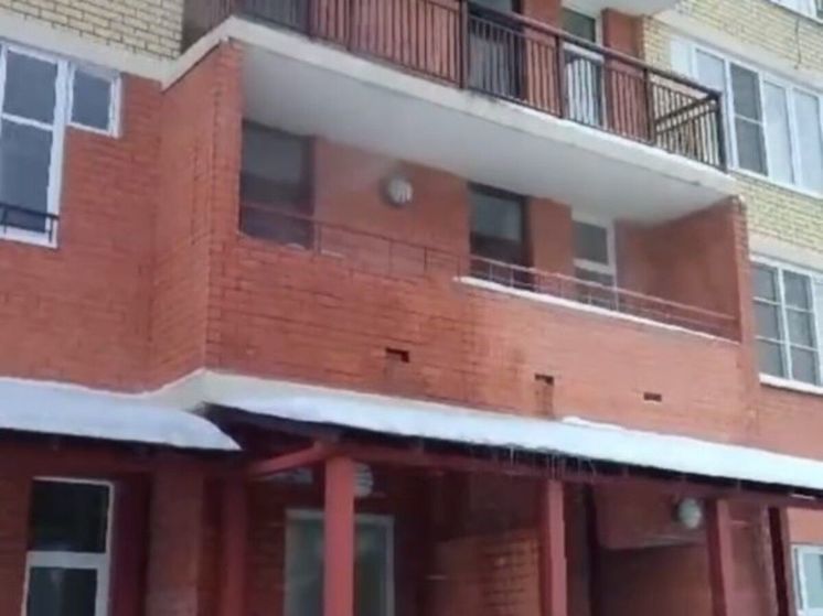 В подмосковной Балашихе в одном из ЖК началась «весенняя капель»