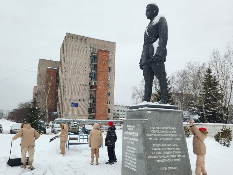 Отряд юнармейцев взял шефство над памятником генералу Филимоненко в Новгороде