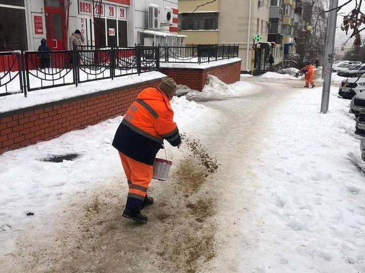 В воскресенье на улицах и дорогах Белгорода трудятся 207 рабочих и 50 машин