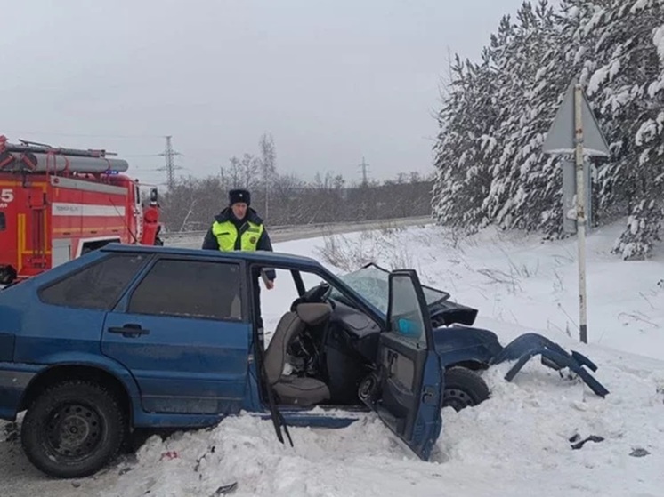 ВАЗ-2114 столкнулся с фурой на трассе Ревда – Курганово, есть пострадавшие