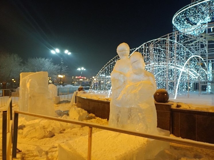 Первые ледяную церковь и скульптуры возвели на площади Ленина в Чите